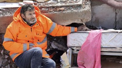 Gempa Turki, Sang Ayah Pegang Tangan Anak Yang Tertimbun Reruntuhan