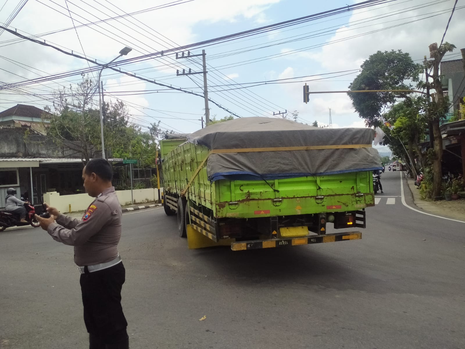 Mantan Bupati Mulyadi: Jangan Ada Larangan Truk Melintas di Jalan Kabupaten, Ekonomi Bisa Terhambat