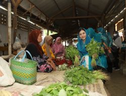 Pastikan Pasar Bebas Sampah, Novita Tinjau Pasar