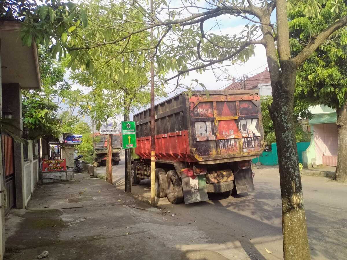 Truk Muatan Di Atas 8 Ton Bandel Melintas, Wakil Rakyat Ngadu ke Polisi
