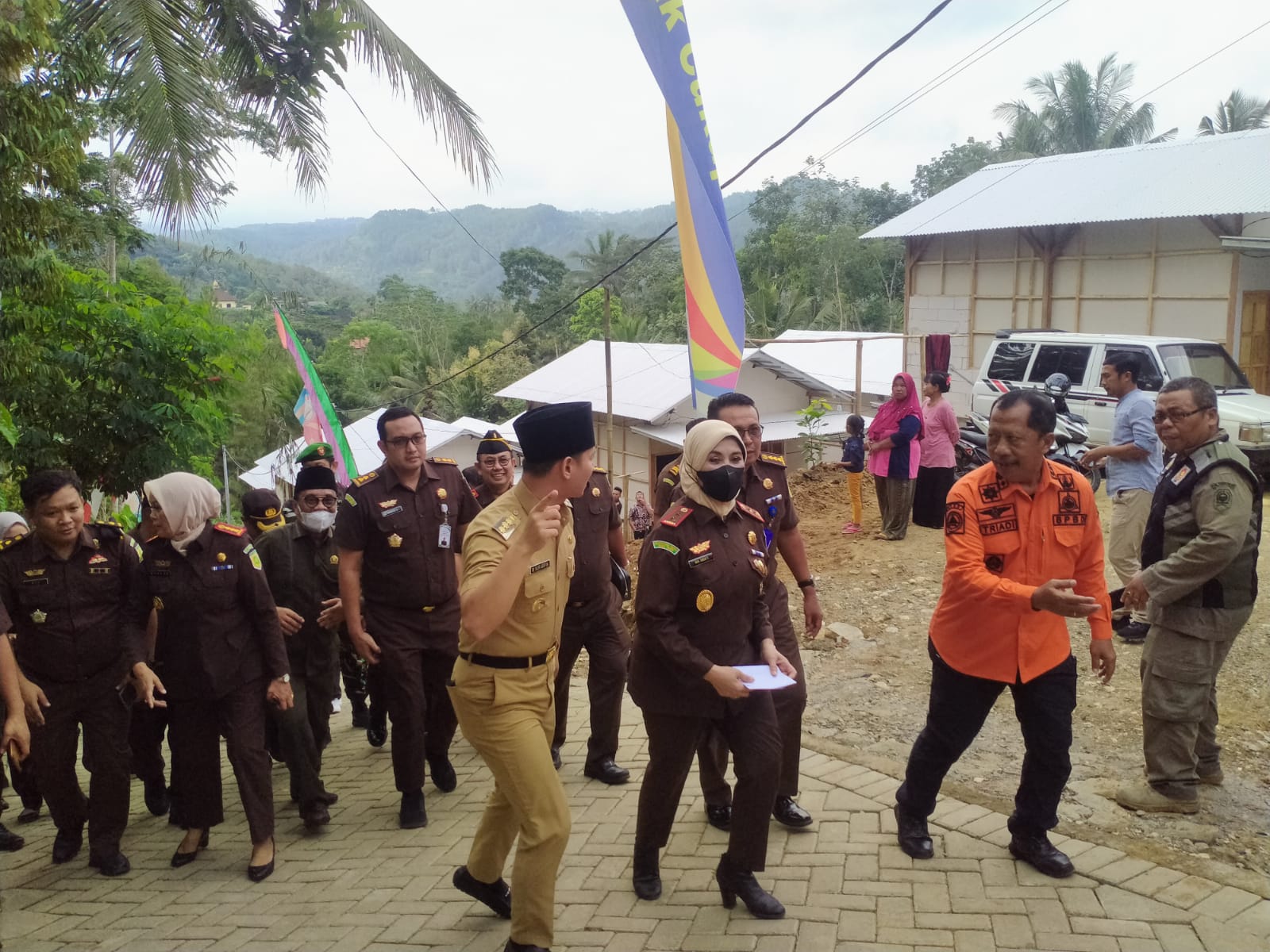 Peringati Persaja Ke-72, Kajati Jatim Beri Bantuan Pada Warga Terdampak Longsor di Sumurup