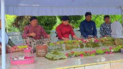 Upacara Adat Dam Bagong, Bupati Arifin Ziarah ke makam Menak Sopal dan Larung Kepala Kerbau