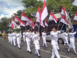 Dukung Gerakan Pengibaran 10 Juta Bendera Merah Putih, Bakesbangpol Trenggalek Gelar Kirab dan Bagikan Ribuan Bendera Merah Putih pada Warga.