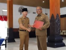 Bupati Arifin Serahkan SK Purna Tugas Pada 108 ASN