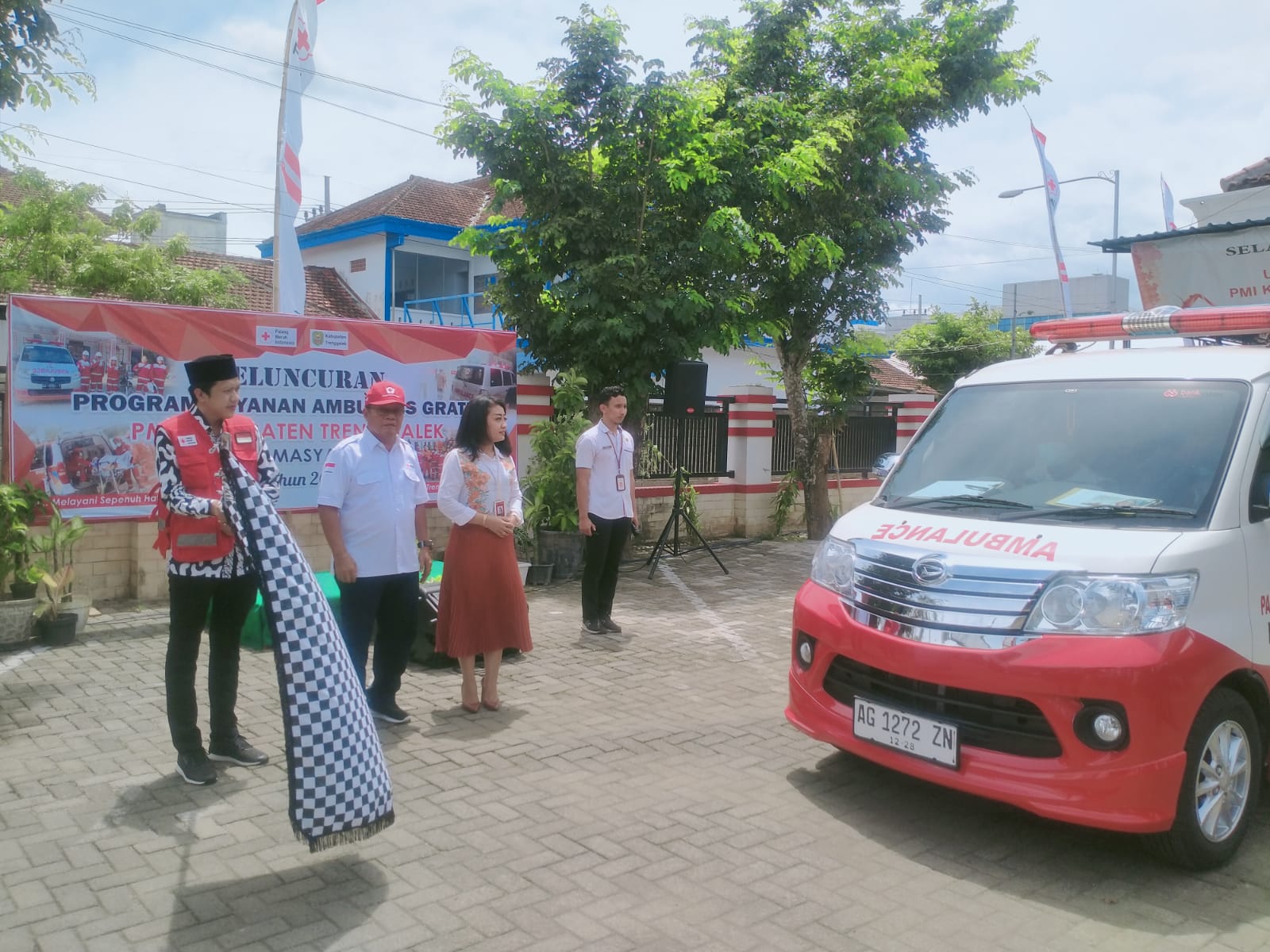 Peluncuran program layanan ambulan gratis untuk masyarakat yang digelar di pelataran kantor PMI Trenggalek pada Rabu (24/01/2024)