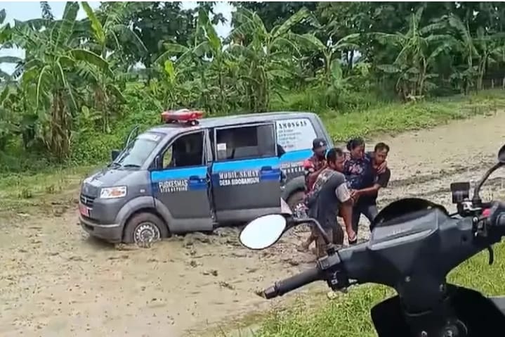 Mobil Sehat Pemdes Sidobangun Lamongan Nyungsep ke Persawahan, Tak Ada Korban Jiwa