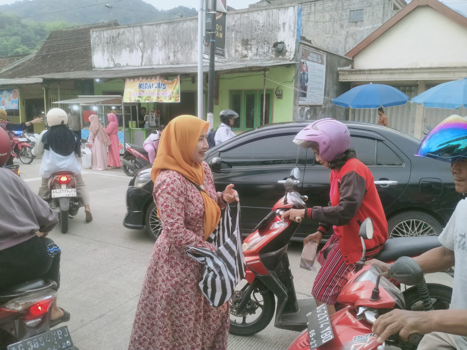 Sanggar Senam YN Trenggalek Bagi-Bagi Ratusan Takjil Pada Warga