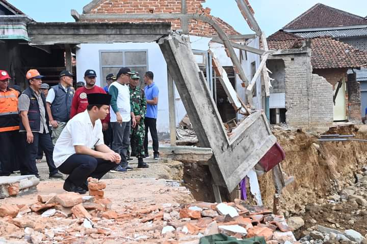 Bupati Arifin Tinjau Kerusakan Infrastruktur Akibat Banjir Bandang di Munjungan