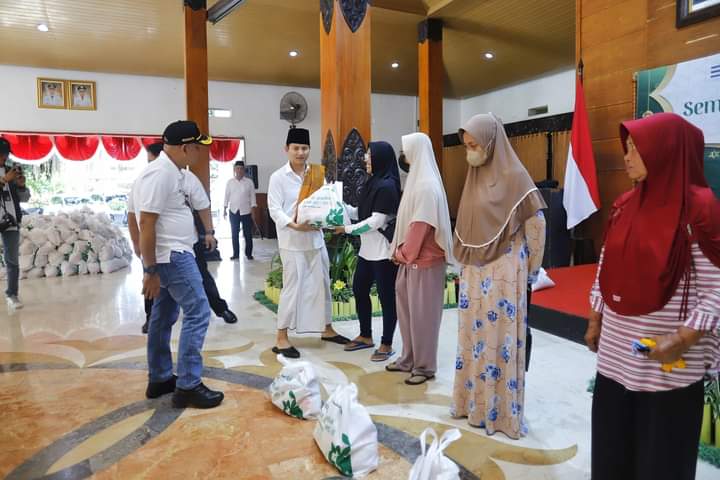 Perum Perhutani Buka Pasar Murah dan Bazar, Bupati Arifin Tanggapi Positif