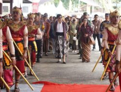 Pesan Bupati Arifin Di Acara Labuh Laut Larung Sembonyo: Jaga Lingkungan