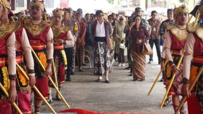 Pesan Bupati Arifin Di Acara Labuh Laut Larung Sembonyo: Jaga Lingkungan