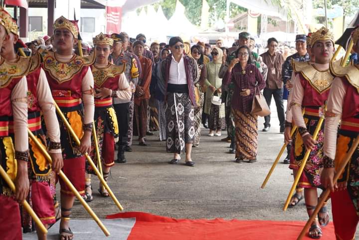 Pesan Bupati Arifin Di Acara Labuh Laut Larung Sembonyo: Jaga Lingkungan