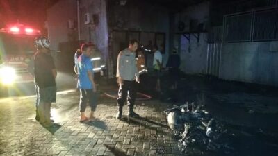 Ngetap BBM, Sepeda Motor dan Kantor Pemasaran Es Kristal di Sugio Lamongan Hangus Terbakar