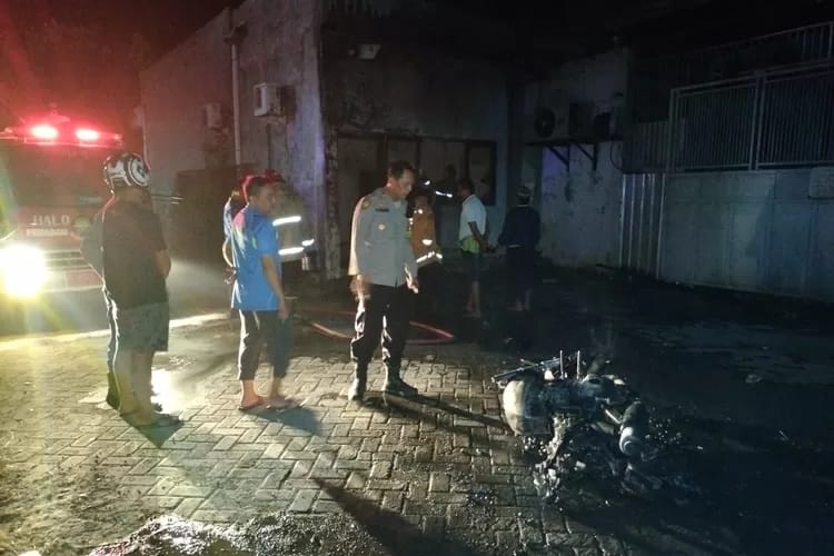 Ngetap BBM, Sepeda Motor dan Kantor Pemasaran Es Kristal di Sugio Lamongan Hangus Terbakar