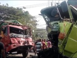 Hindari Motor Menyebrang, Dua Truk Adu Banteng di Jembatan Balun Lamongan