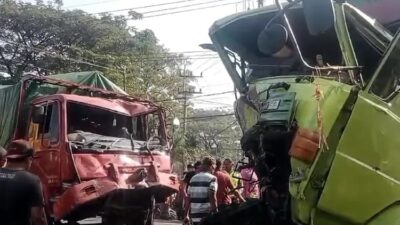 Hindari Motor Menyebrang, Dua Truk Adu Banteng di Jembatan Balun Lamongan