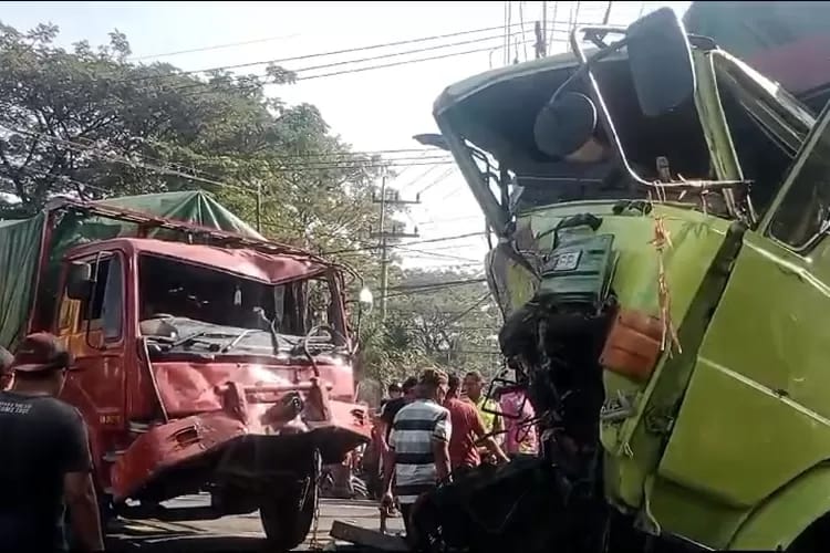 Hindari Motor Menyebrang, Dua Truk Adu Banteng di Jembatan Balun Lamongan