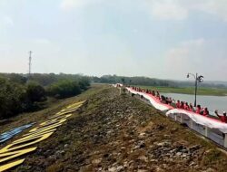 Disparbud Lamongan Bersama Warga Bentangkan Bendera Merah Putih Sepanjang 579 Meter