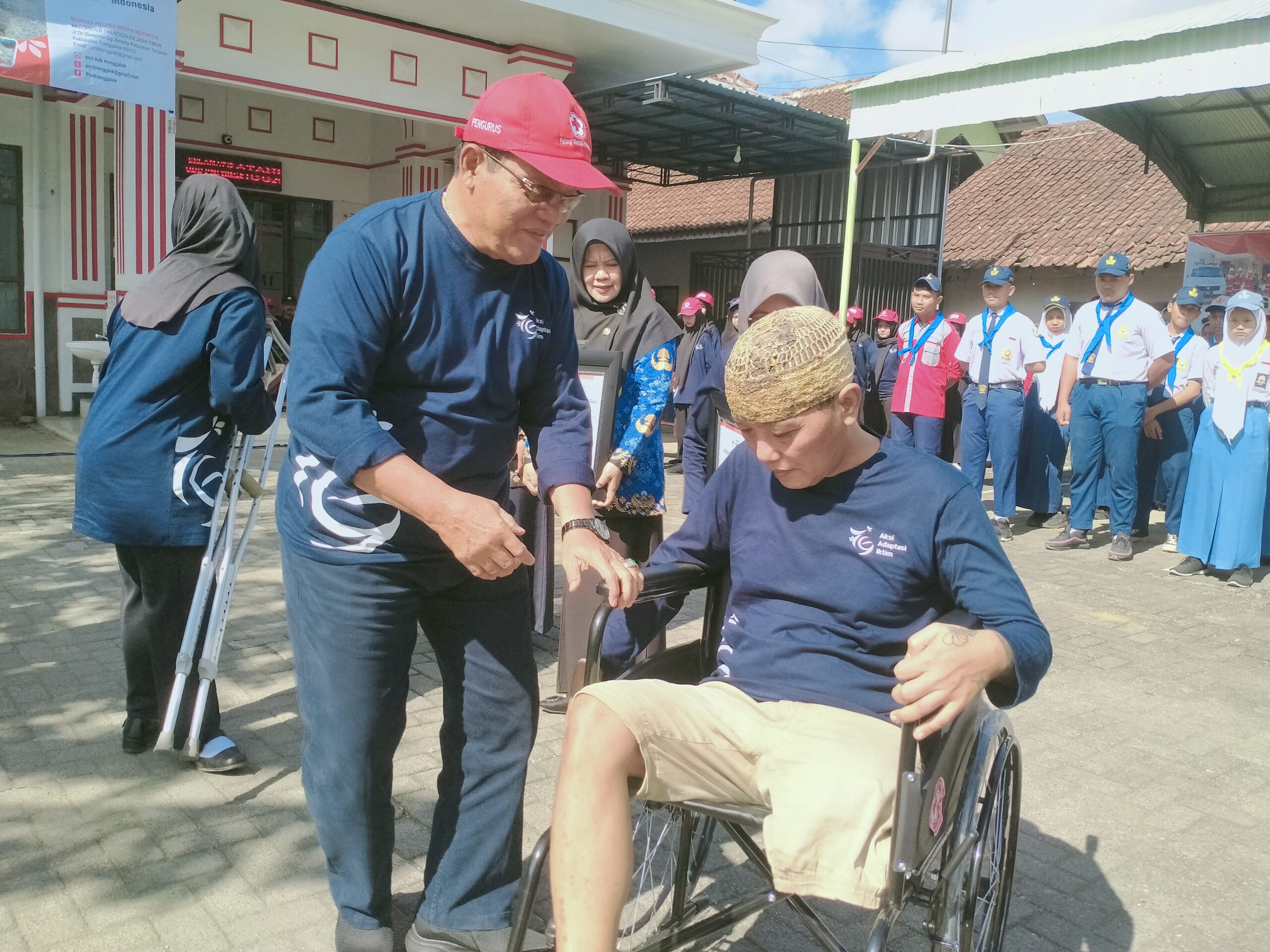 Peringati HUT PMI Ke-79, PMI Trenggalek Berikan Bantuan Kursi Roda dan Air Bersih Bagi Warga Terdampak Kekeringan.