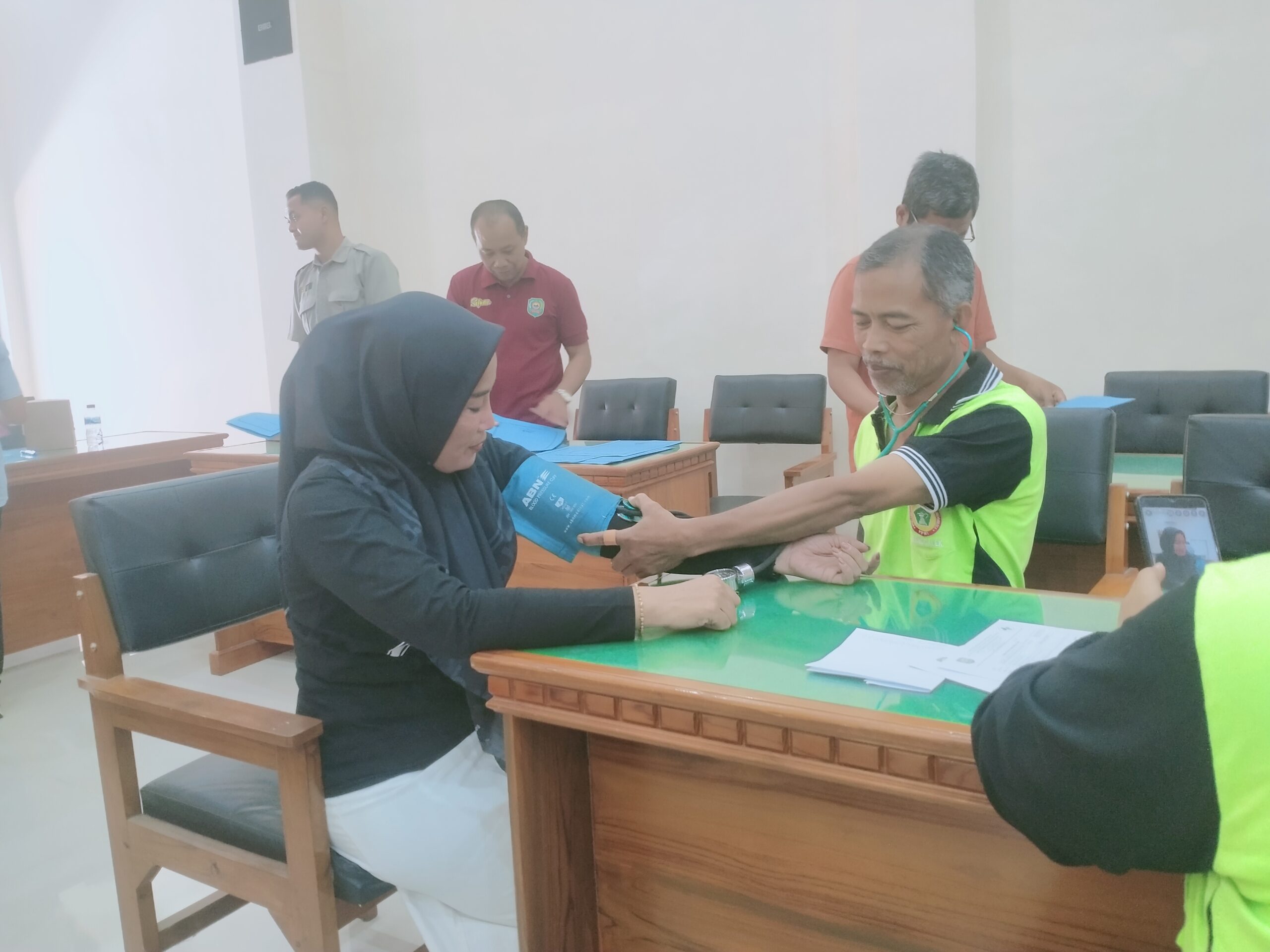 foto; Salah satu anggota DPRD Trenggalek saat menjalani pemeriksaan kesehatan di aula gedung DPRD Trenggalek