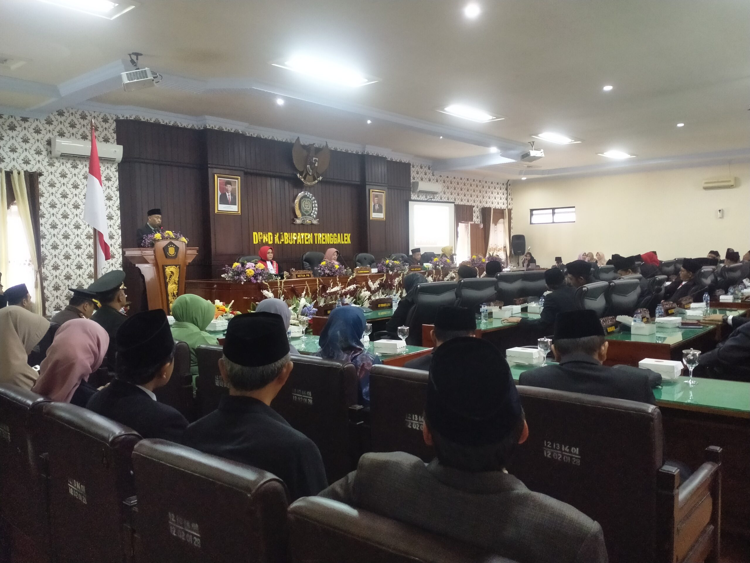 foto; Rapat paripurna pengucapan sumpah janji 3 pimpinan DPRD Trenggalek