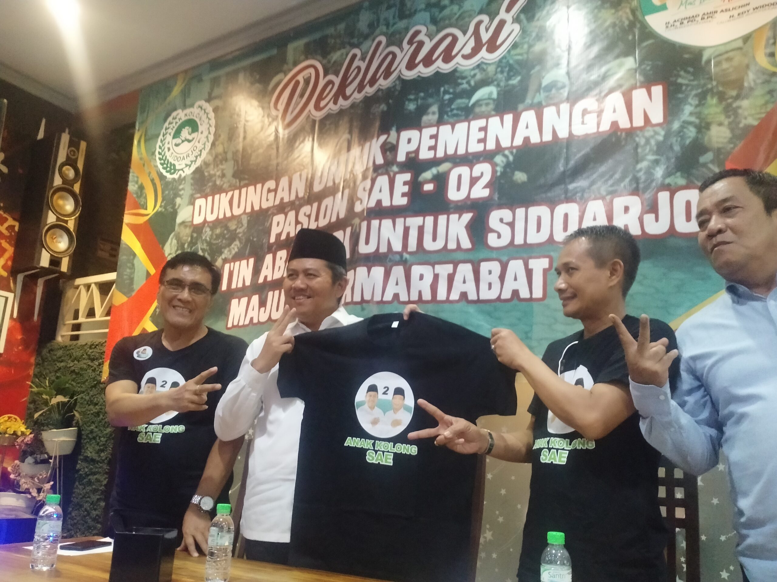 foto: Cabup Sidoarjo Mas Iin (baju putih) dan Ketua relawan Anak Kolong Djoko Purwoko (kanan) saat acara deklarasi