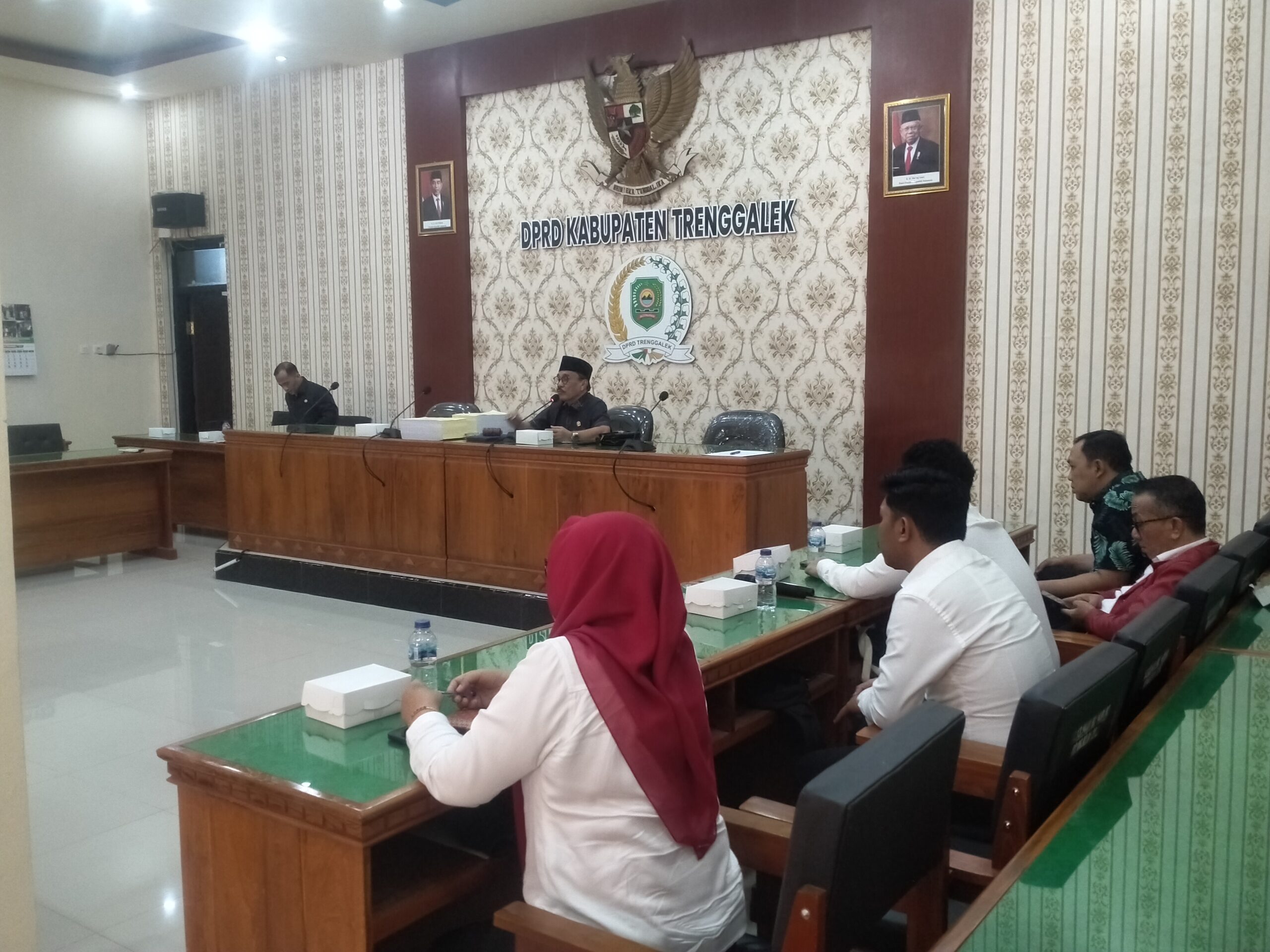 foto: Rakor Bapemperda dan TAPD di gedung DPRD Trenggalek