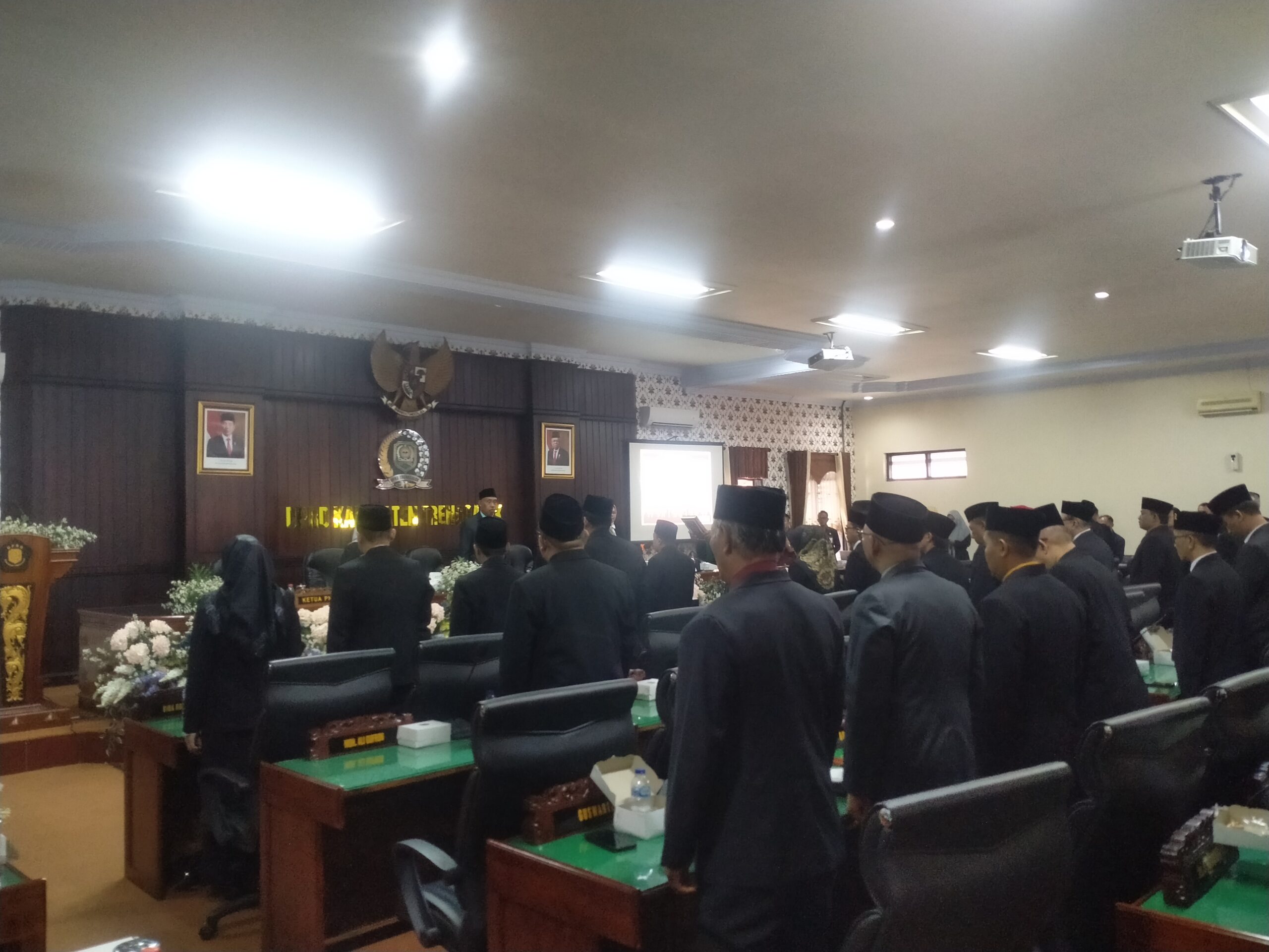 foto: Rapat paripurna pengambilan sumpah janji jabatan ketua DPRD Trenggalek Doding Rachmadi