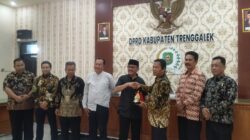 foto: DPRD Kabupaten Sukoharjo saat berada di gedung DPRD Trenggalek dan didampingi Muhtarom (nomor 3 dari kanan)