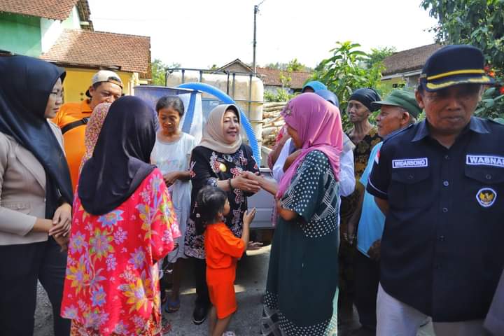 foto: Pjs Bupati Trenggalek Dyah Wahyu Ermawati saat menyalurkan bantuan air bersih