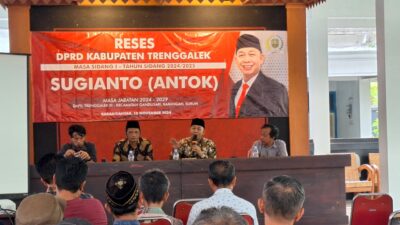 foto : Antok (nomor dua dari kiri) saat menyampaikan sambutan pada reses yang digelar di Desa Karanganyar Kecamatan Gandusari Kabupaten Trenggalek