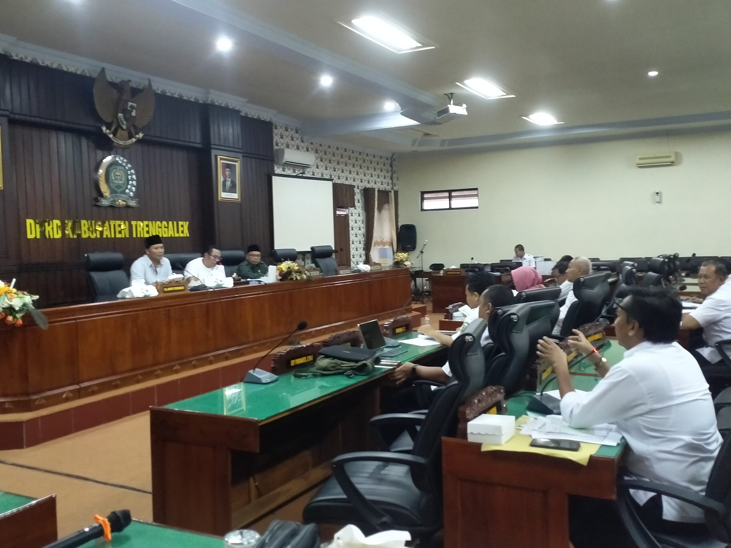 foto : Raker Komisi II DPRD Trengalek di gedung DPRD Trenggalek