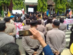Aliansi Mahasiswa Trenggalek Tolak Pemangkasan Anggaran Pendidikan dan Minta Kerusakan Jalan Segera Ditangani