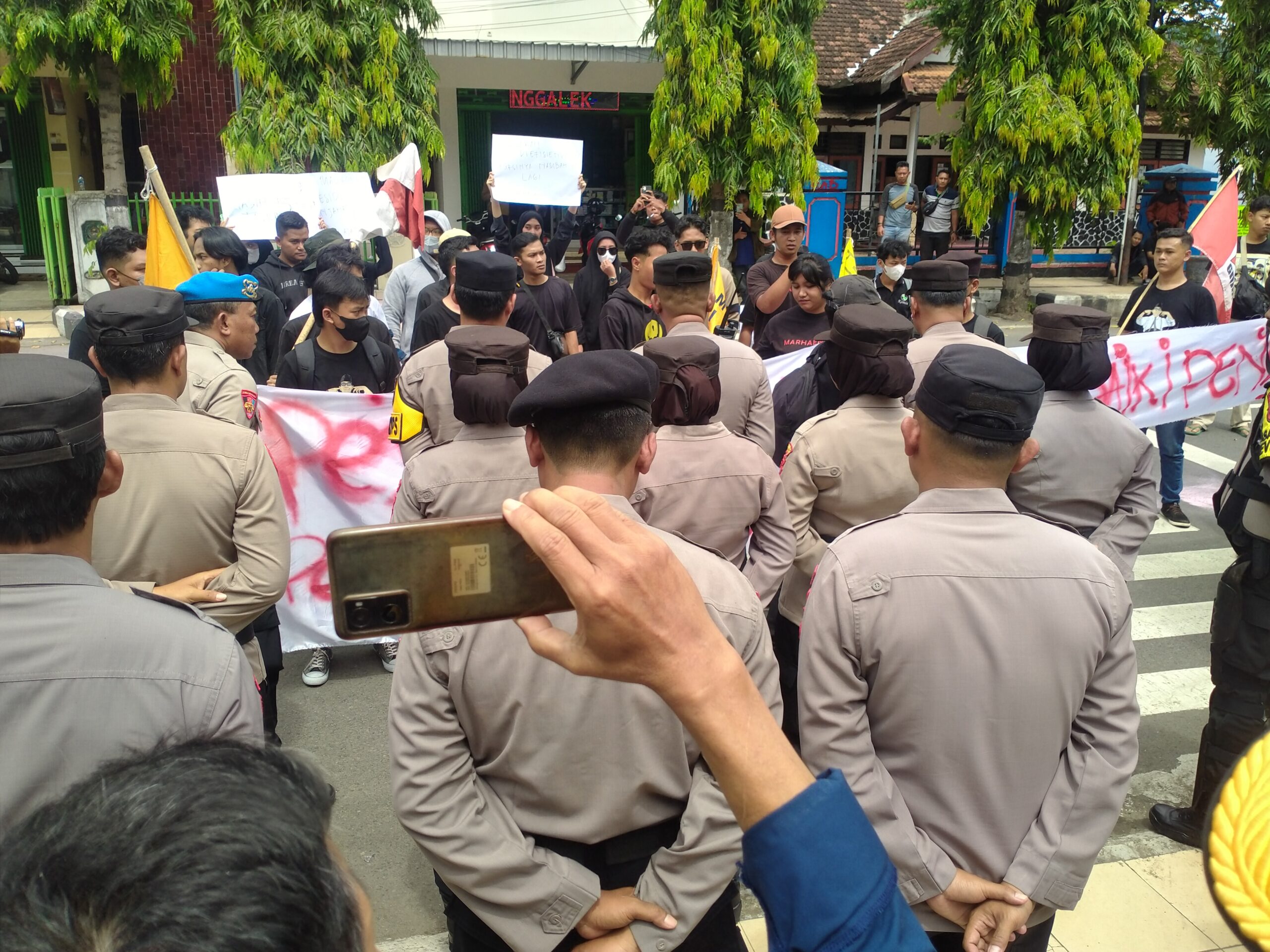 Foto: Aliansi Mahasiswa Trenggalek Saat Demo di depan Gedung DPRD Kabupaten Trenggalek