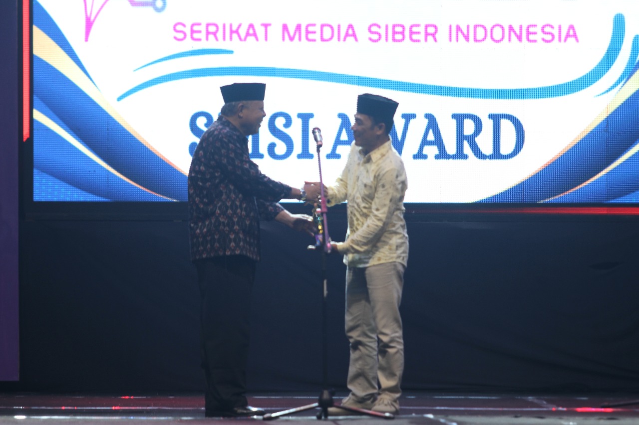 Foto : Sugeng Widodo (kiri) saat memberikan penghargaan SMS Award 2025 kepada angota DPRD Trenggalek