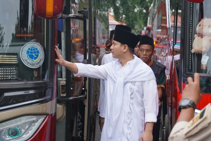 Foto: Bupati Trenggalek Moch. Nur Arifin saat memberangkatkan Calon Jamaah Haji