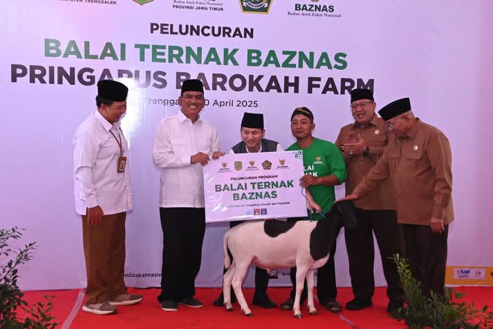 Foto: Bupati Arifin (nomor tiga dari kiri)