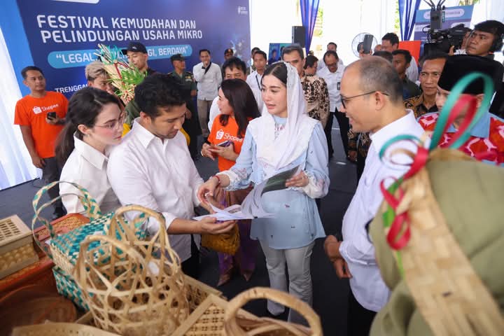 Foto: Novita Hardini(tengah)