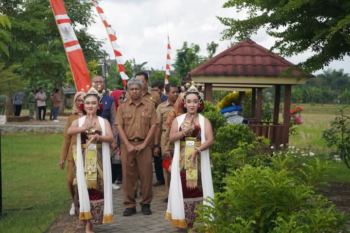 Foto: Edy Supriyanto Sekda Trenggalek (tengah)