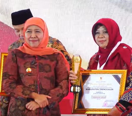 Foto: Kepala Bappedalitbang Trenggalek Ratna Sulistyowati (kanan) saat terima Penghargaan dari Gubernur Jatim Khofifah Indar Parawansa