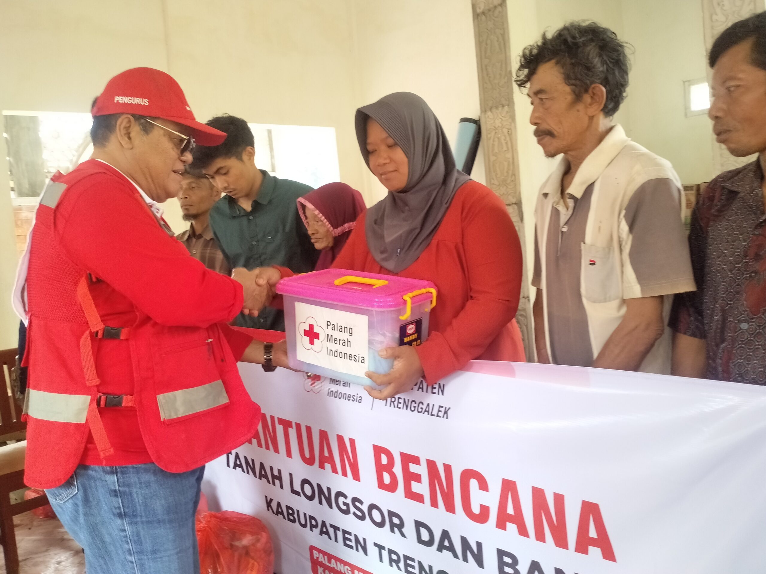 Foto: Dr.Ir. Mulyadi Ketua PMI trenggalek saat menyerahkan bantuan kemanusian di Desa Depok, Bendungan