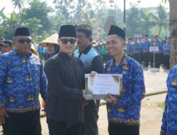 Bupati Arifin Serahkan Alsintan dan Penghargaan Pada Kelompok Tani Berprestasi