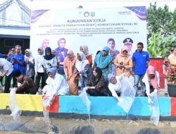 Jaga Kebersihan Sungai, Novita, Fatma dan Intan Tebar Benih Ikan di Sungai Kelurahan Surodakan