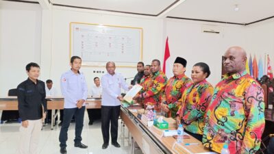 Ketua Bawaslu Kabupaten Sorong Agustinus Simson Naamenerima Salinan Berita Acara Rapat Pleno PDPB Triwulan II Tahun 2025