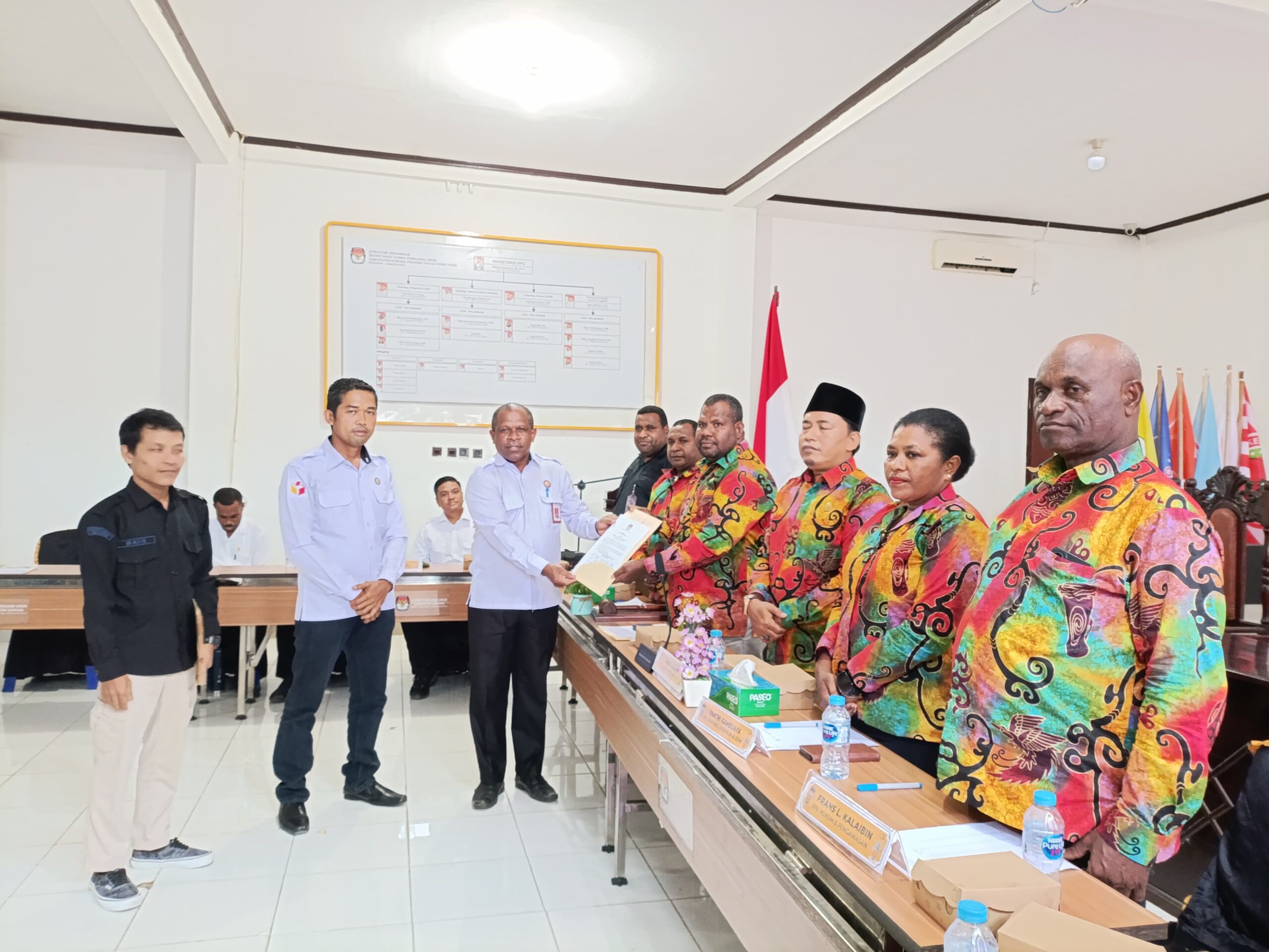 Ketua Bawaslu Kabupaten Sorong Agustinus Simson Naamenerima Salinan Berita Acara Rapat Pleno PDPB Triwulan II Tahun 2025