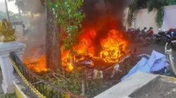 Demo Surabaya, Massa Bentrok vs Aparat, Puluhan Sepeda Motor Terbakar