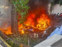 Demo Surabaya, Massa Bentrok vs Aparat, Puluhan Sepeda Motor Terbakar
