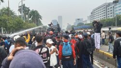 Demo Revolusi Rakyat Indonesia di Depan Gedung DPR Bentrok dengan Aparat