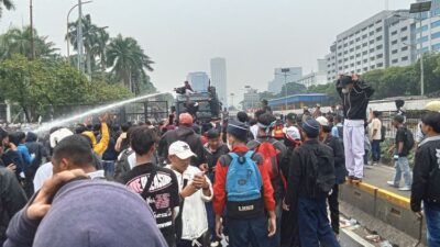 Demo Revolusi Rakyat Indonesia di Depan Gedung DPR Bentrok dengan Aparat