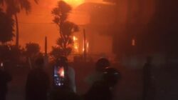 Demo Aksi Solidaritas di Kediri Ricuh, Kendaraan di Polres Dan Gedung DPRD Dibakar